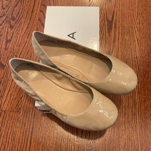 Aqua ballet flat shoes light natural patent leather Sz 8.5M